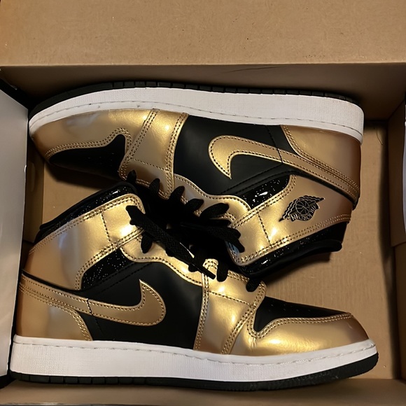 Gold and sparkly black jordan 7.5 womens - Picture 3 of 4